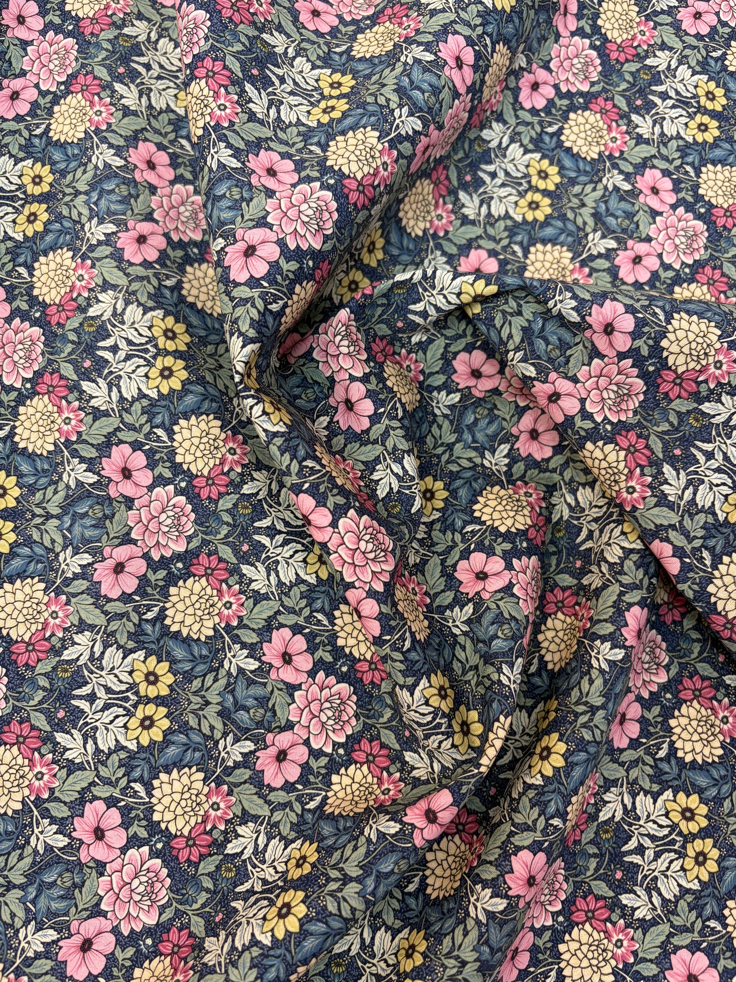 Dahlia Garden inspired 100% Cotton (price per 25cm)