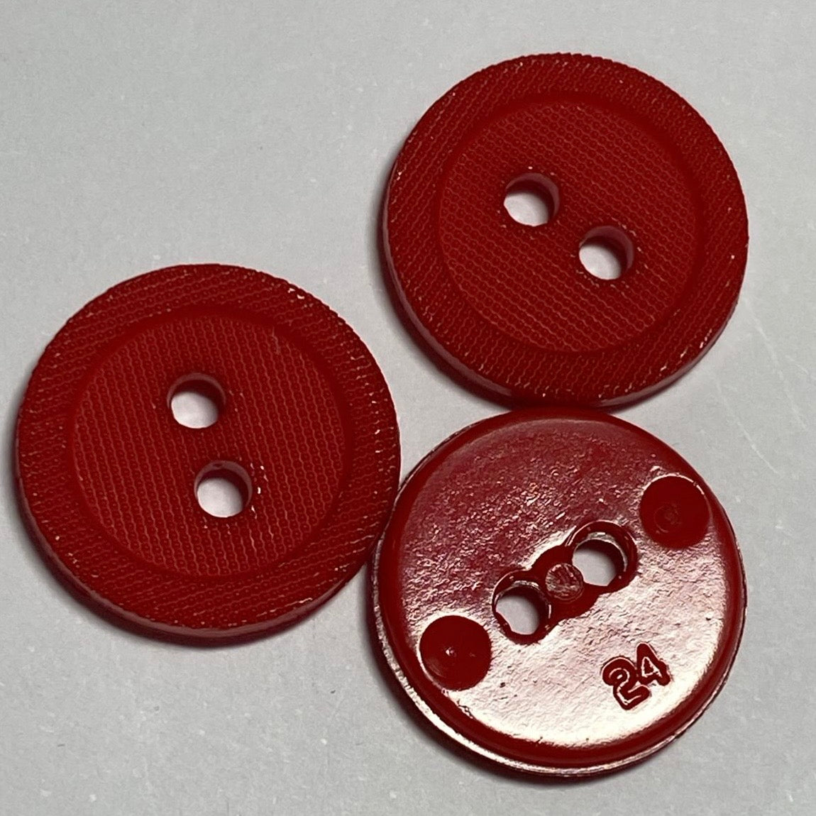 14mm Red 2 Hole Rimmed Button (B114)