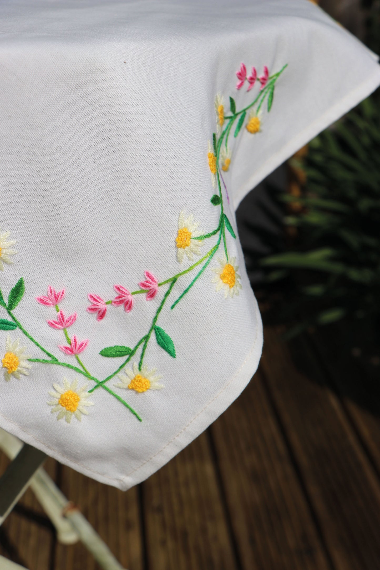 Tablecloth Embroidery Kit - Daisy Chain