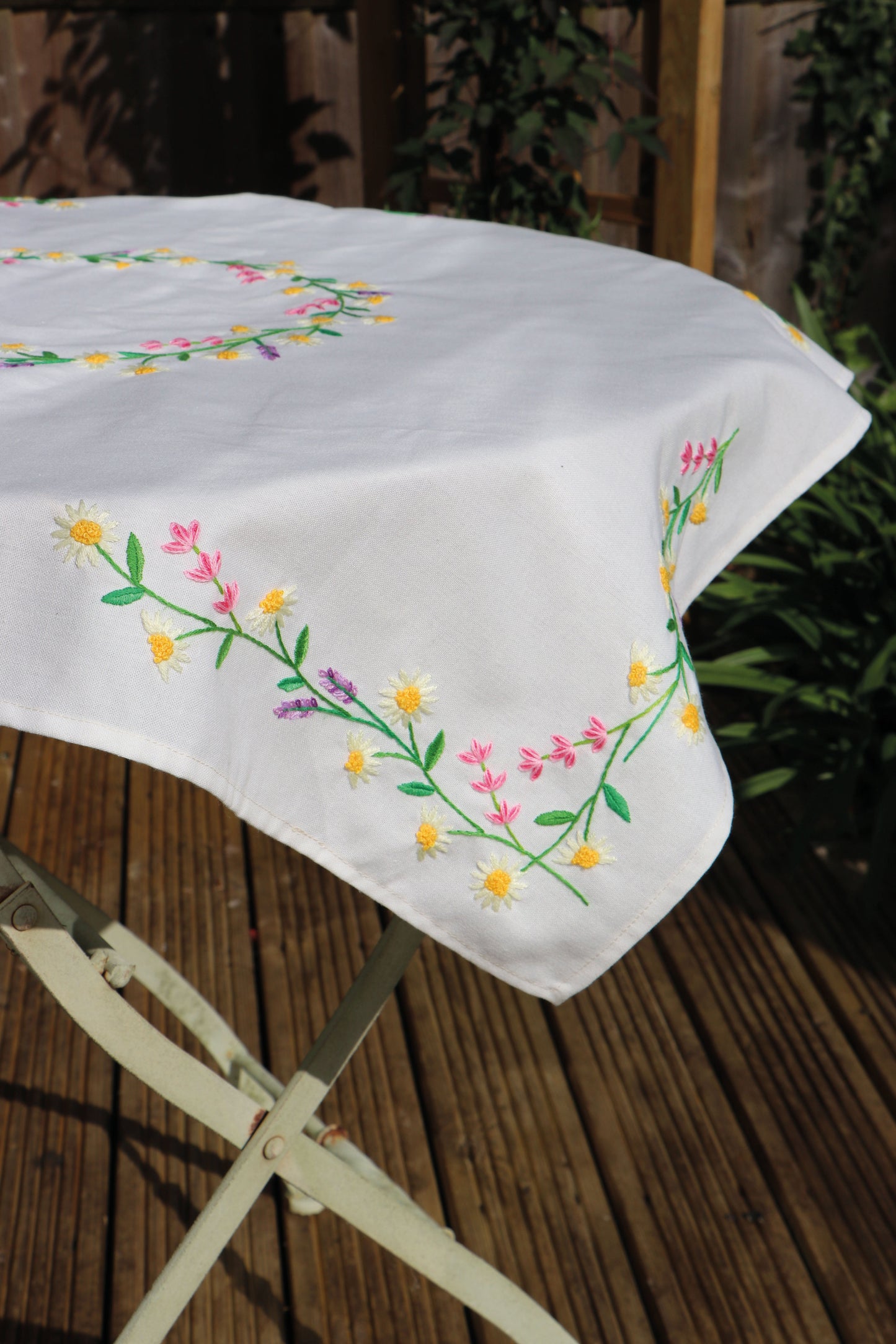 Tablecloth Embroidery Kit - Daisy Chain