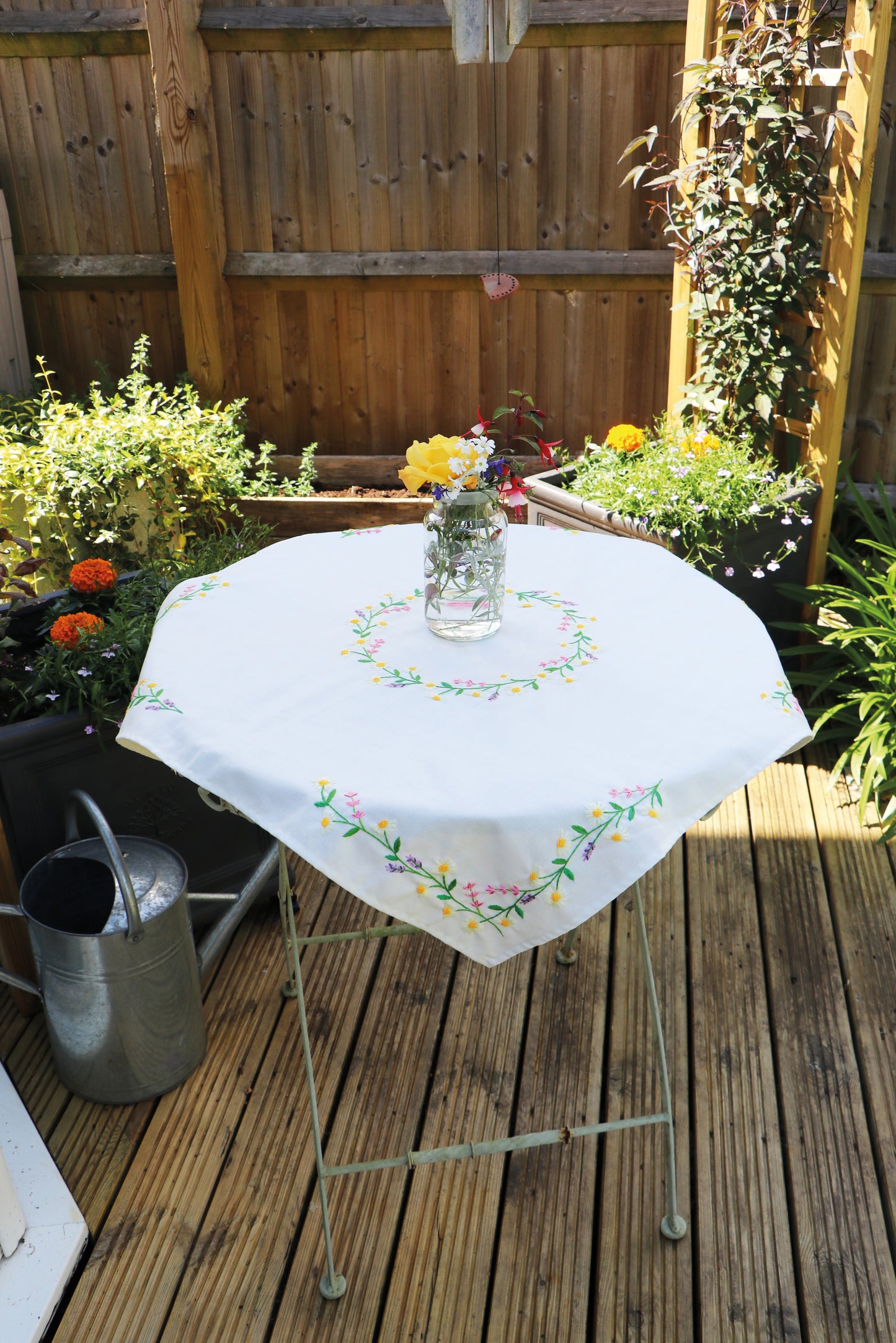 Tablecloth Embroidery Kit - Daisy Chain