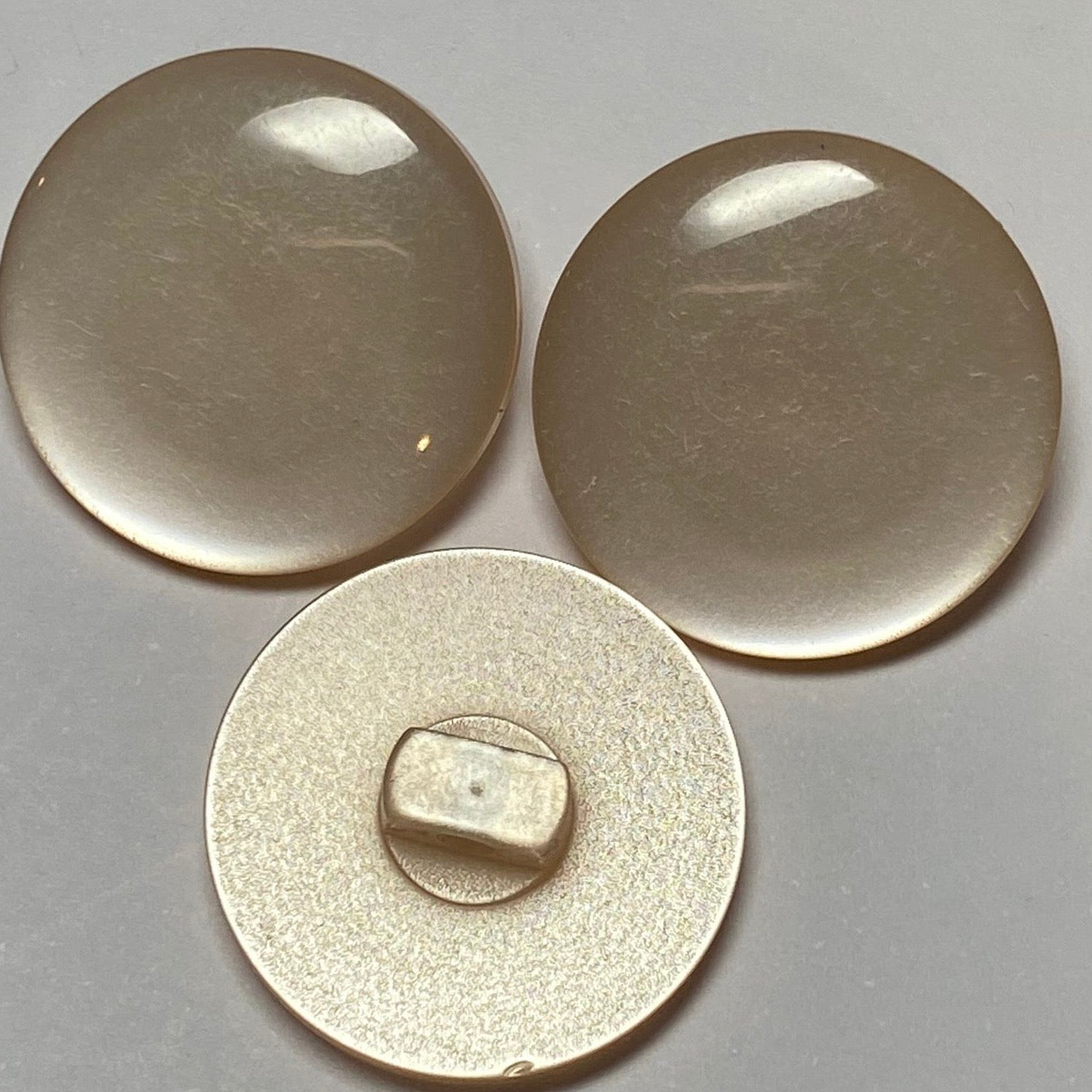 20mm Peach Button (B112)