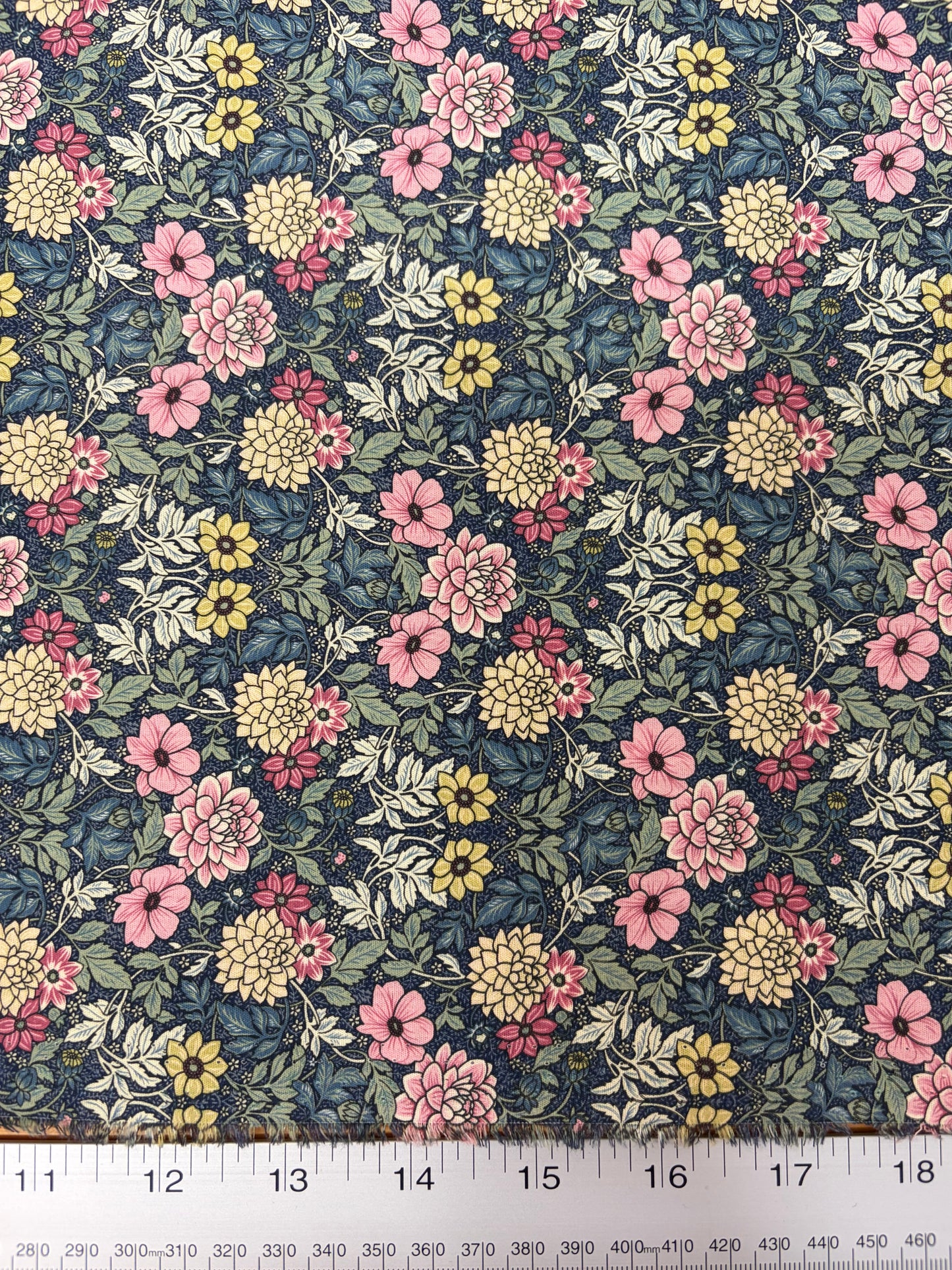 Dahlia Garden inspired 100% Cotton (price per 25cm)