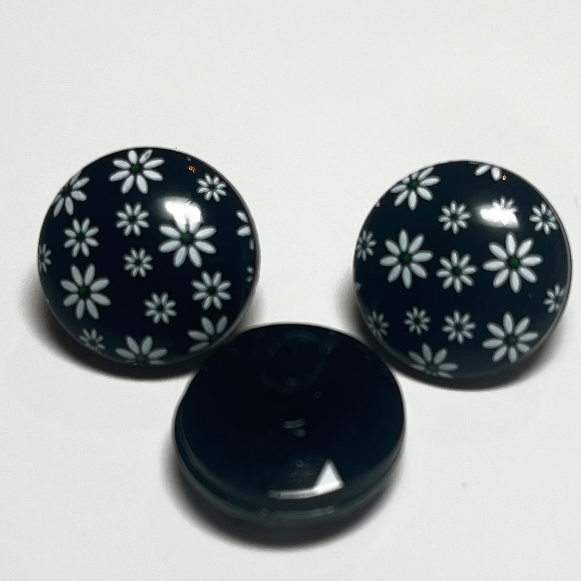 15mm Black Flower Round Button (B136)