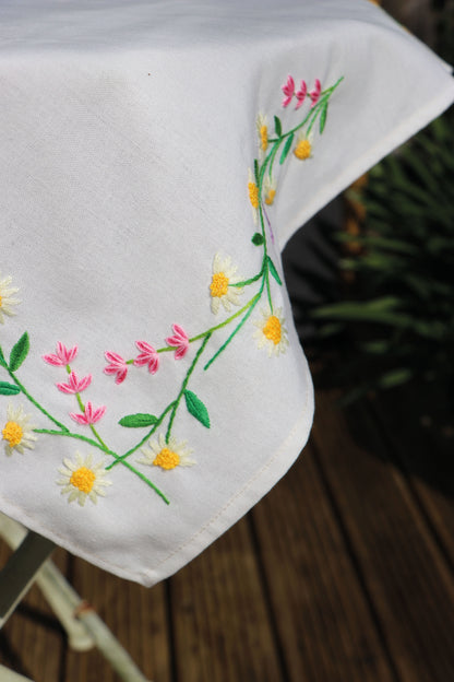 Trimits Tablecloth Embroidery Kit - Daisy Chain