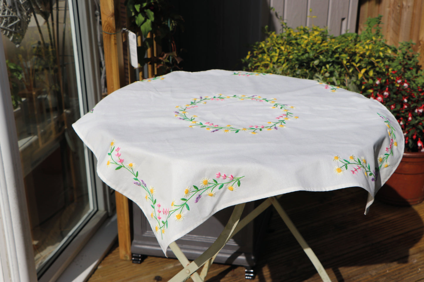 Tablecloth Embroidery Kit - Daisy Chain