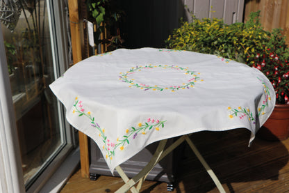 Trimits Tablecloth Embroidery Kit - Daisy Chain